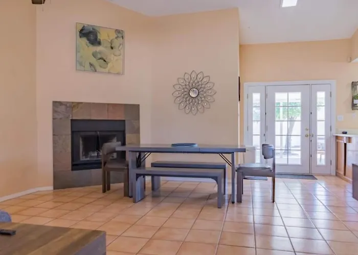 Cozy House With Open Backyard Near Hiking Trails